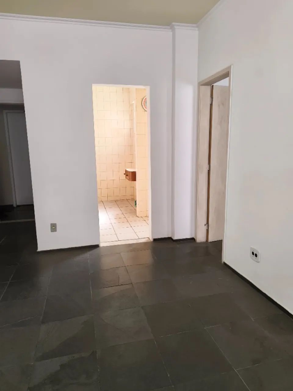 Bom apartamento de sala e quarto com garagem no Centro - Niterói - Foto 4
