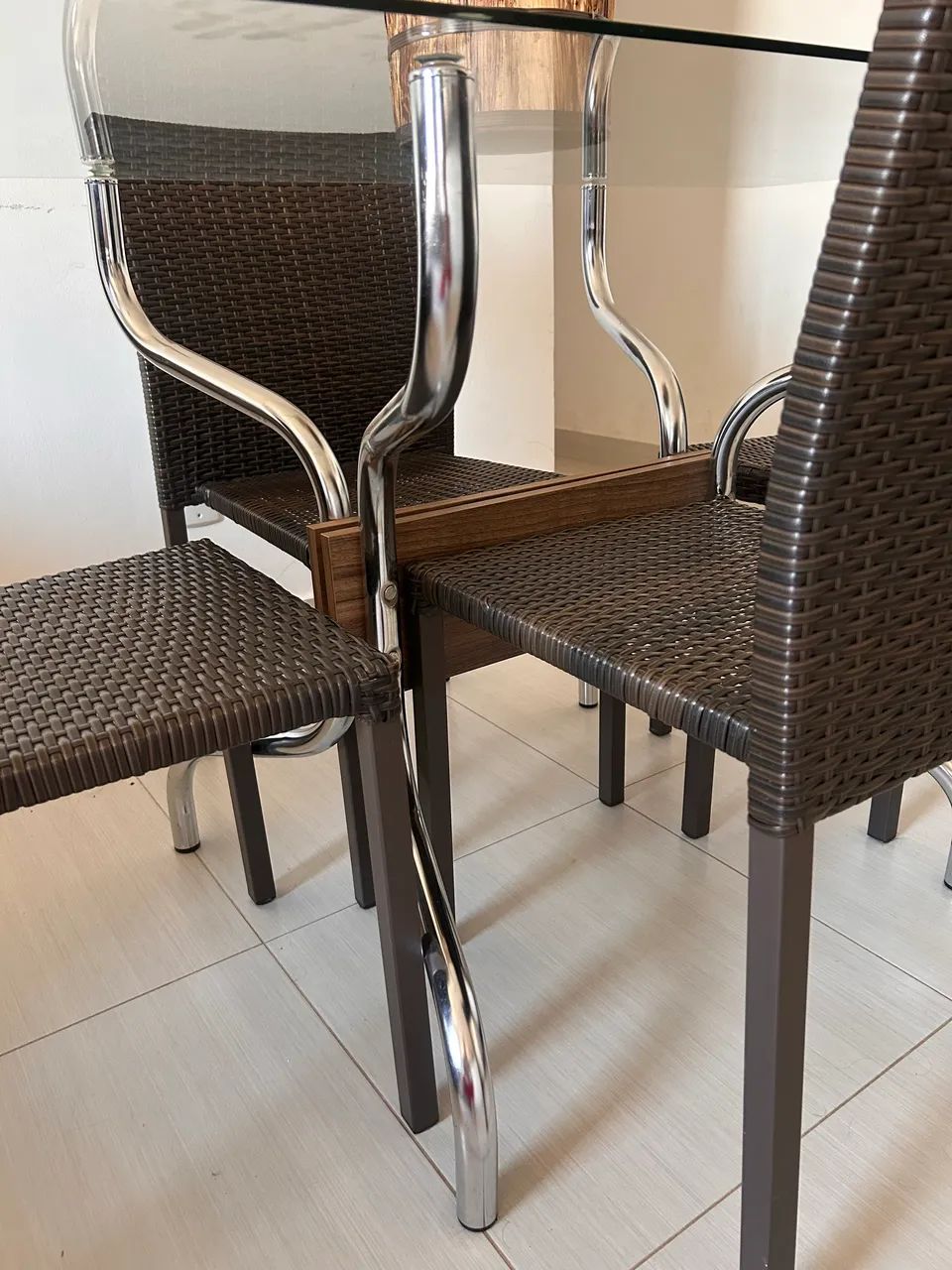 Vendo mesa de vidro com 4 cadeiras  - Foto 3