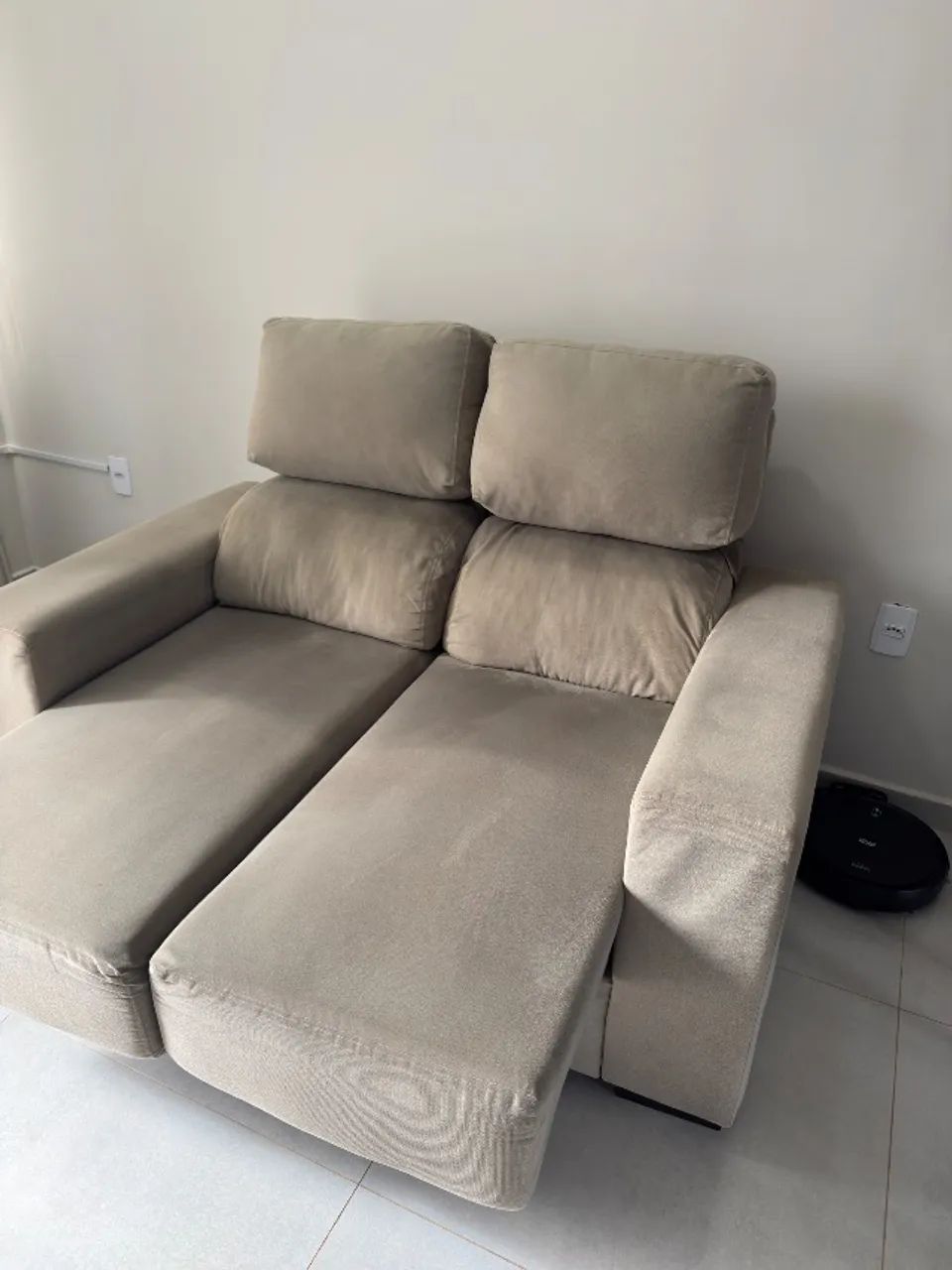 Vendo Sofá Retrátil 2 Lugares Bege - Super Confortável e Bem Cuidado! - Foto 2