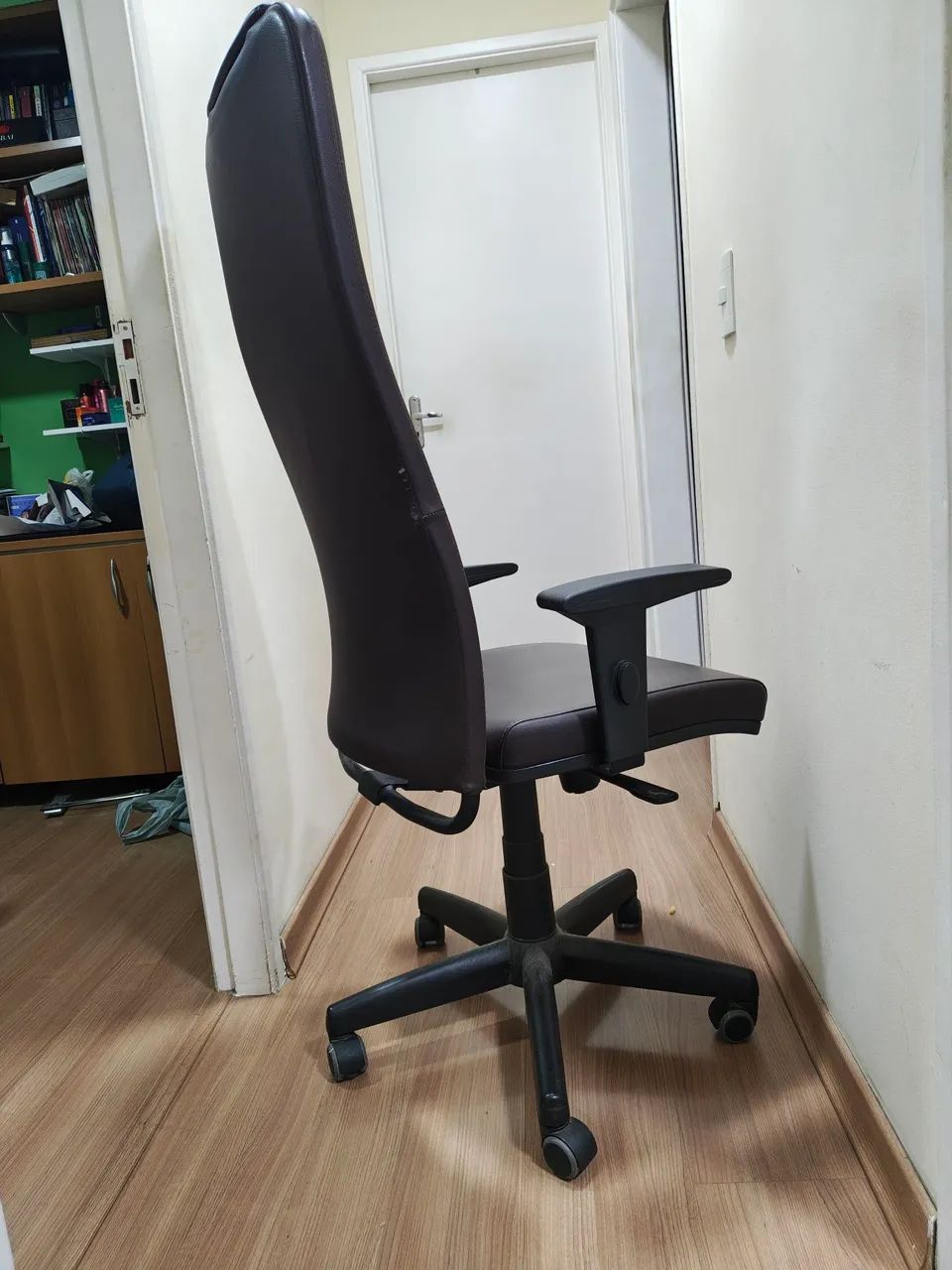 Cadeira de escritório couro marrom - Foto 3