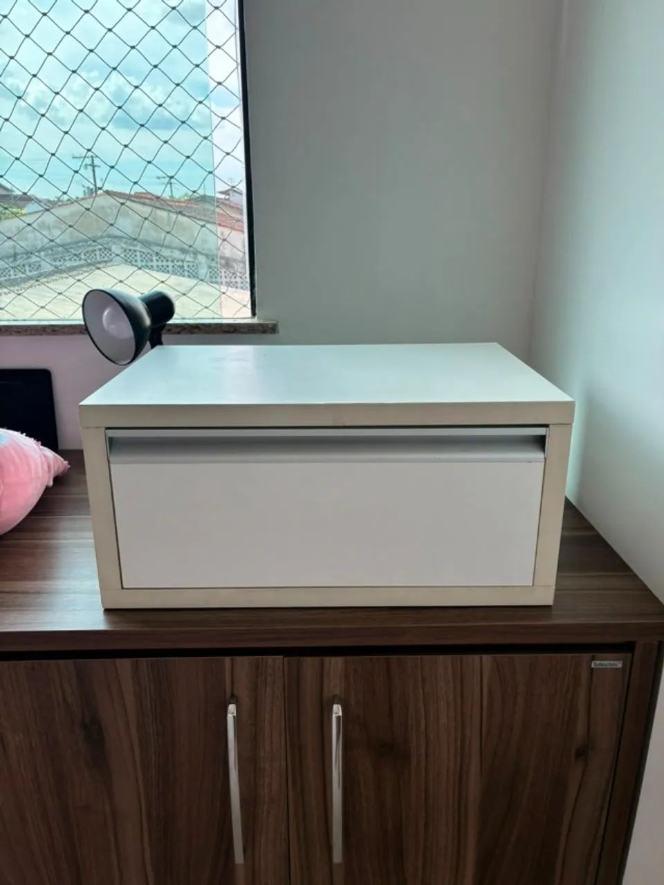 Mesa de cabeceira suspensa em MDF 
