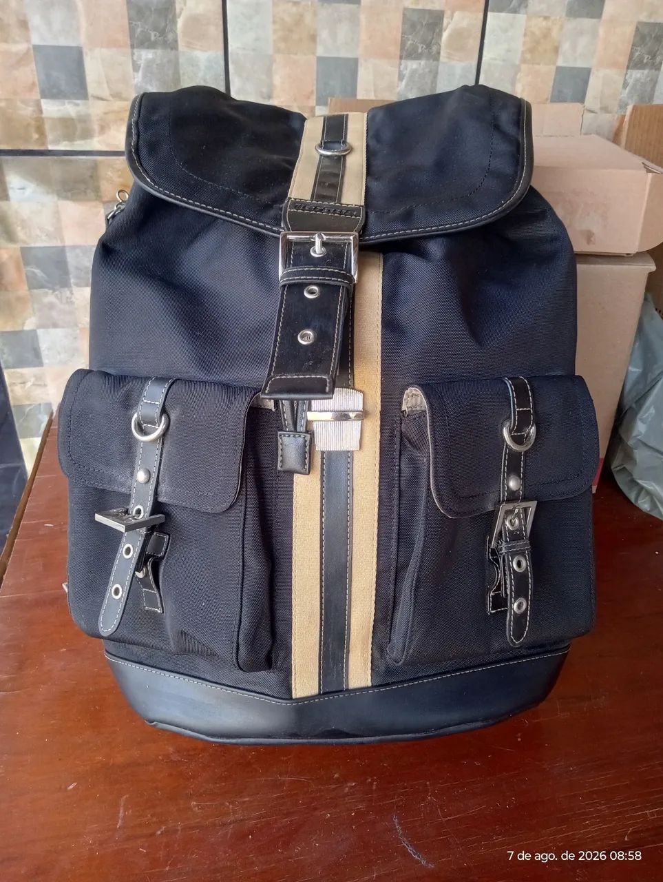 Mochila multifuncional, espaço disfarçado para notebook, celulares e outros utensílios