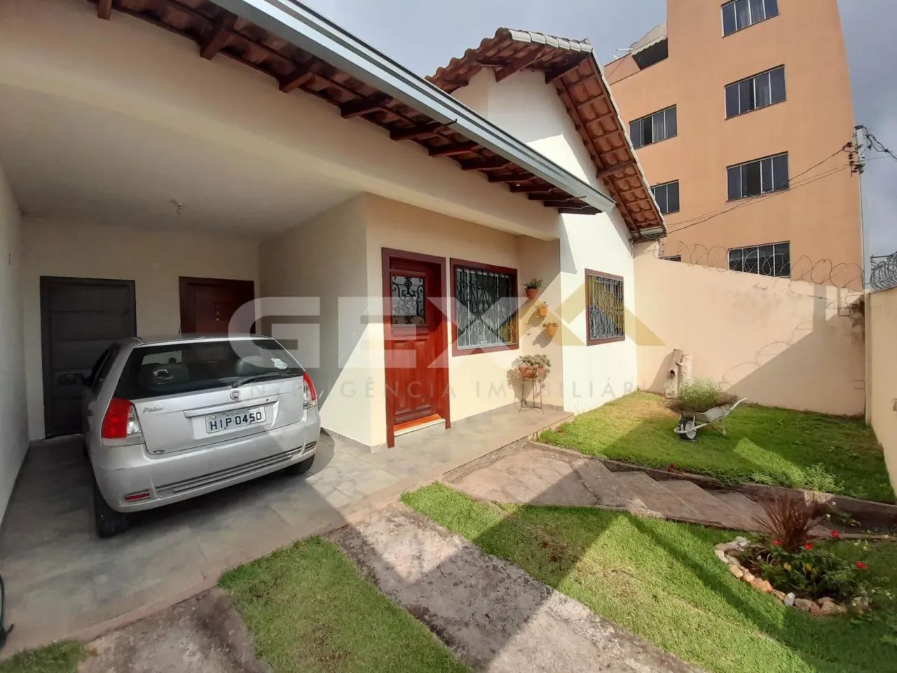 Casa de lote interior no bairro Manoel Valinhas