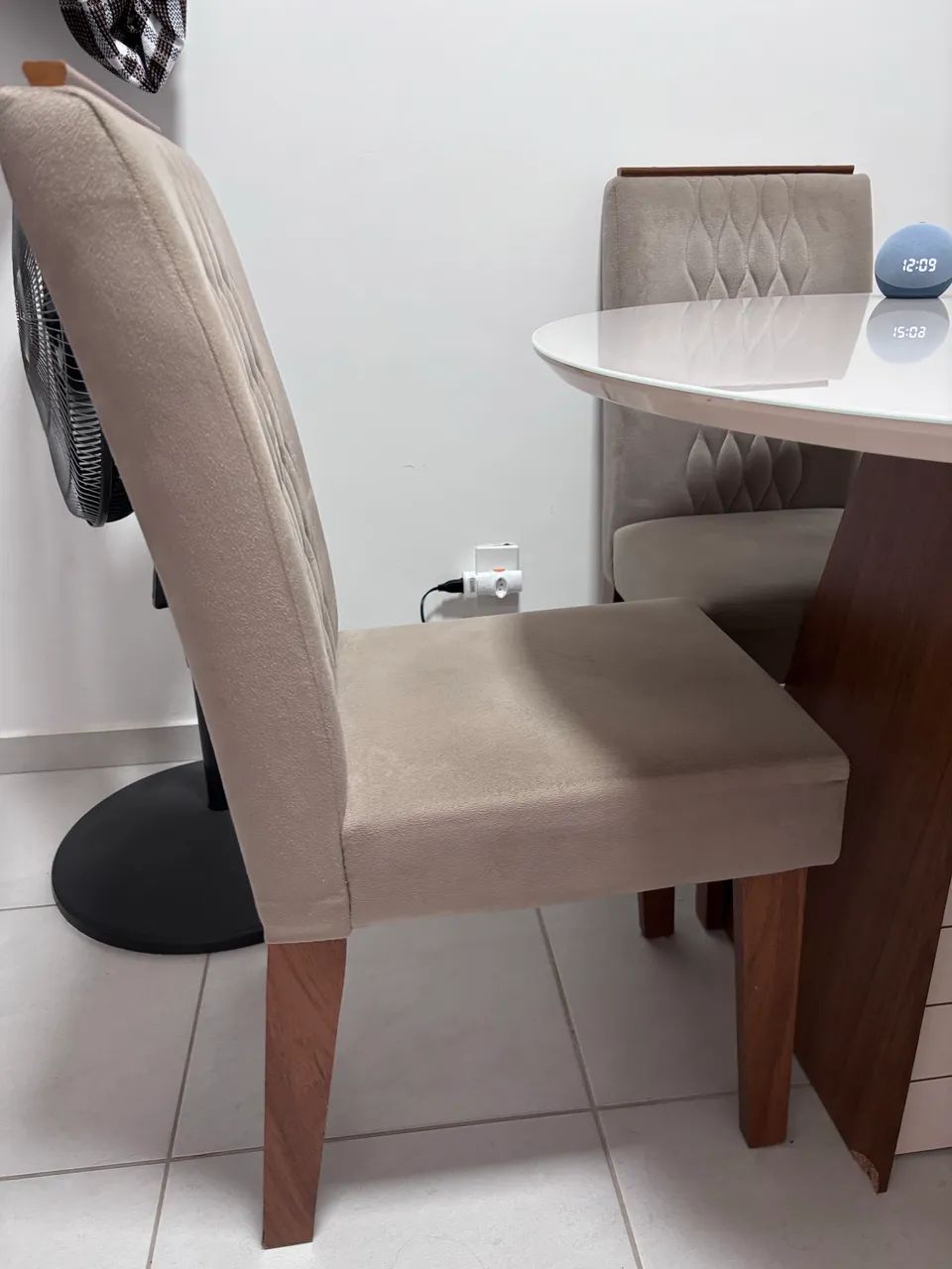 MESA DE JANTAR 4 CADEIRAS BEGE DE VIDRO - Foto 3
