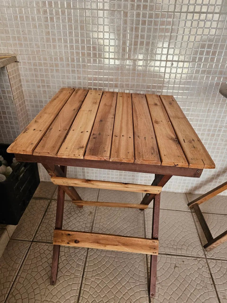 Mesa dobrável de madeira 60x60 - Foto 2