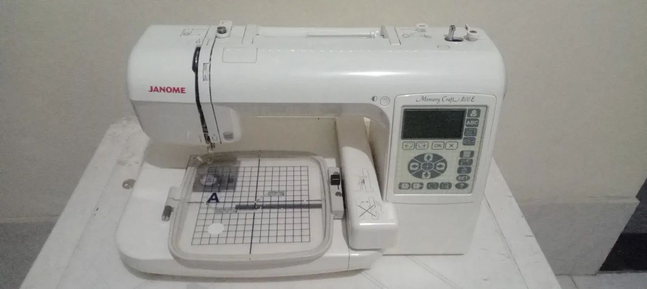 Máquina de bordar Janome MC200e.