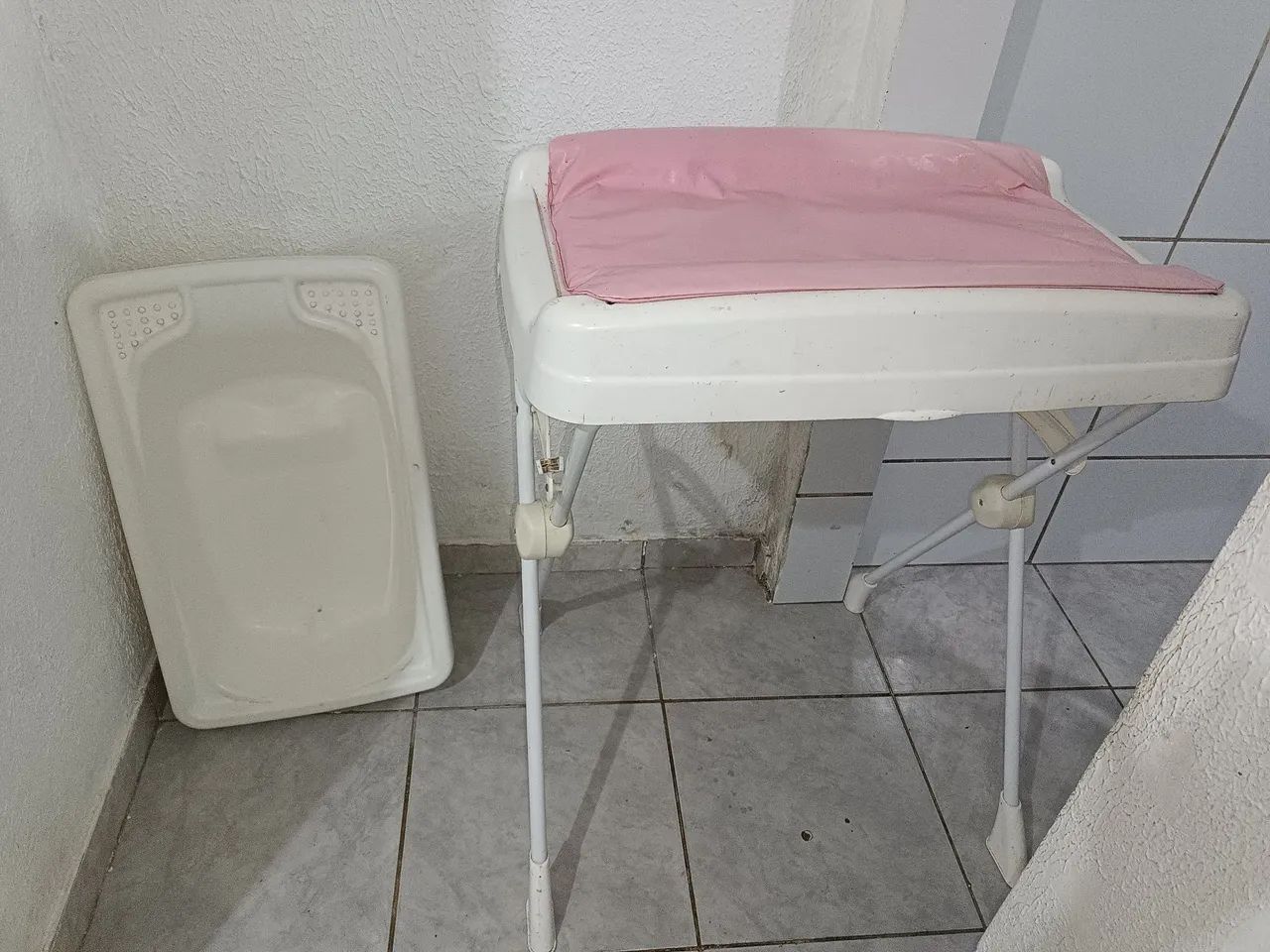 banheira rosa com trocador 