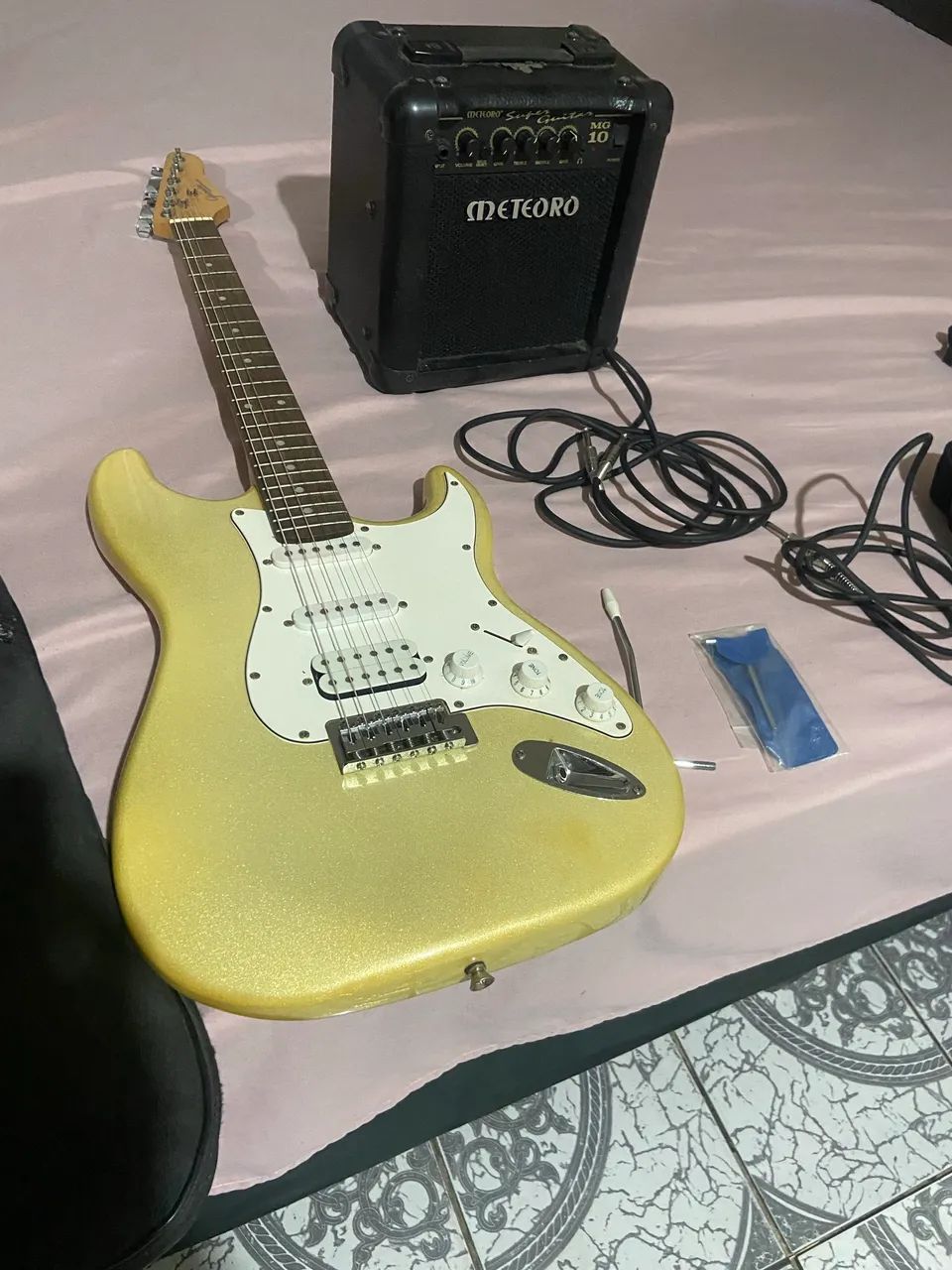 Guitarra Giannini com caixa de som inclusa. - Foto 2