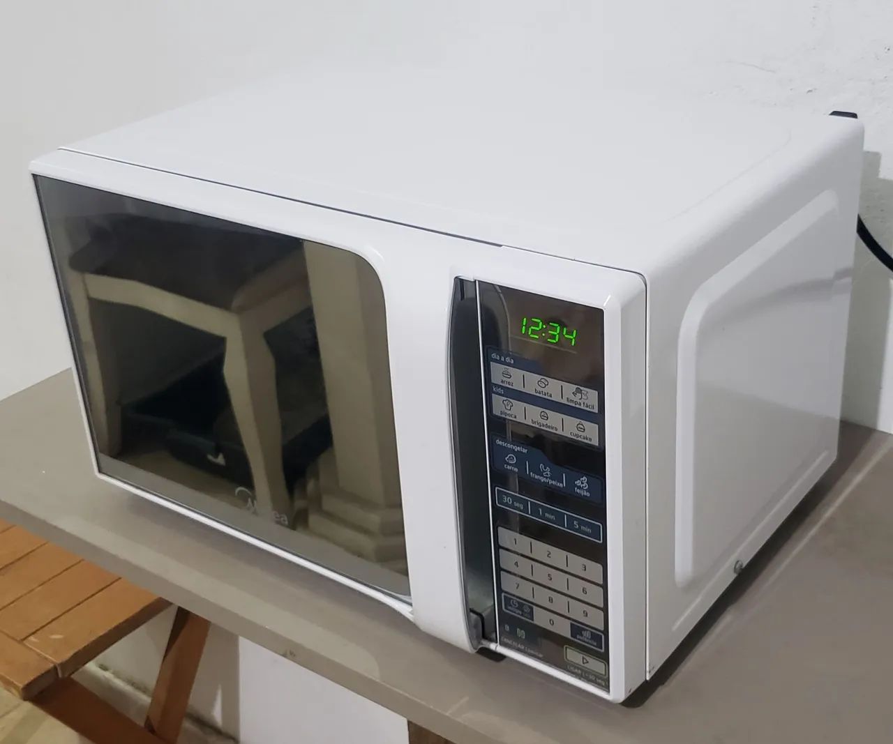 Microondas Espelhado Midea 20L Ótimas condições!  - Foto 2