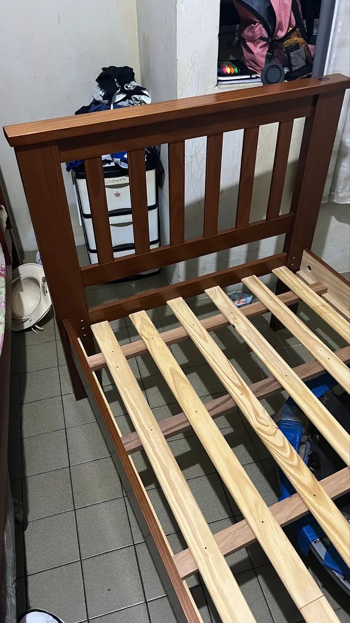 Cama solteirão de madeira