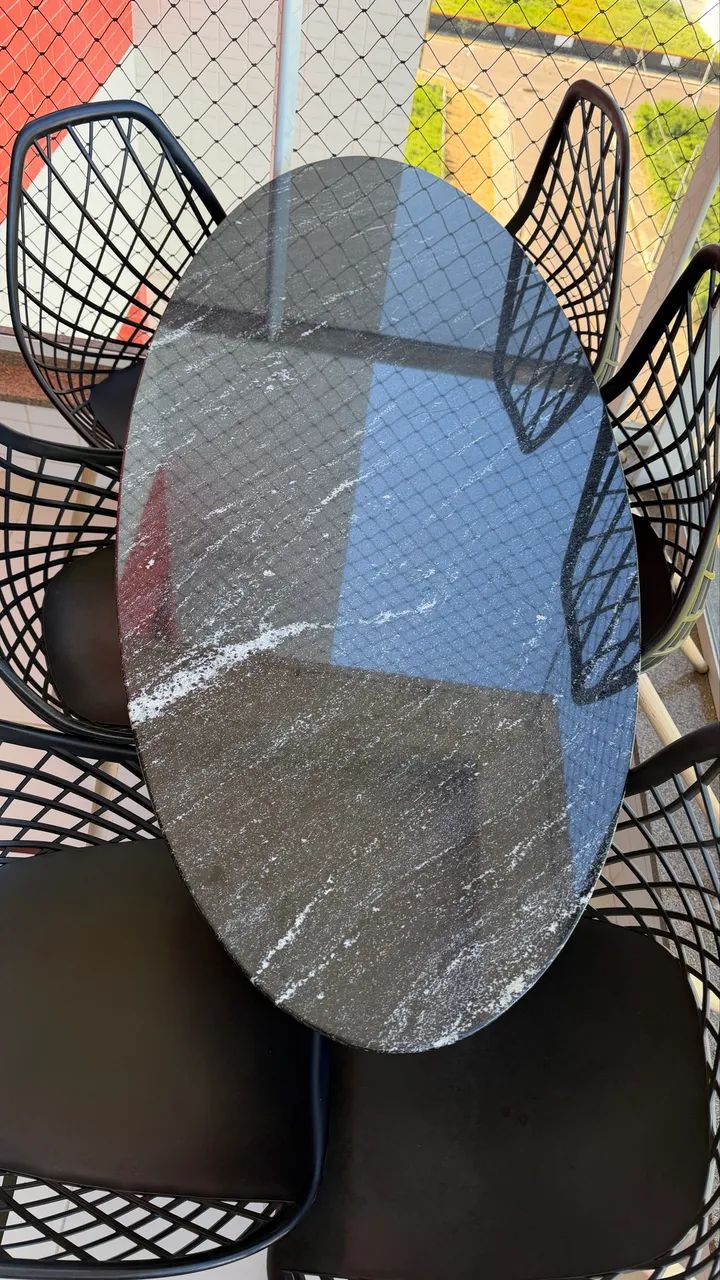 Mesa com cadeira 