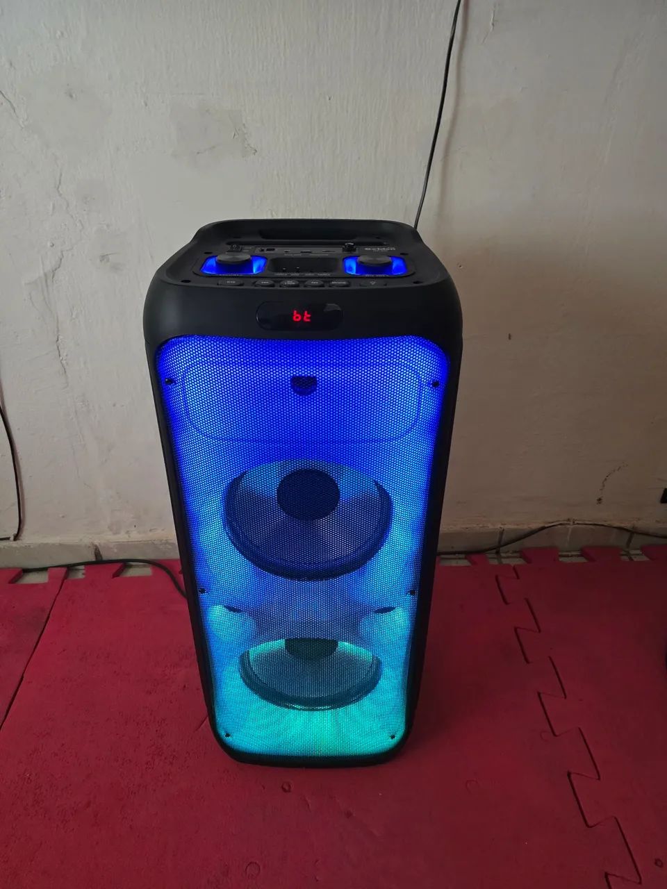 Caixa de som bluetooth com bateria interna. 