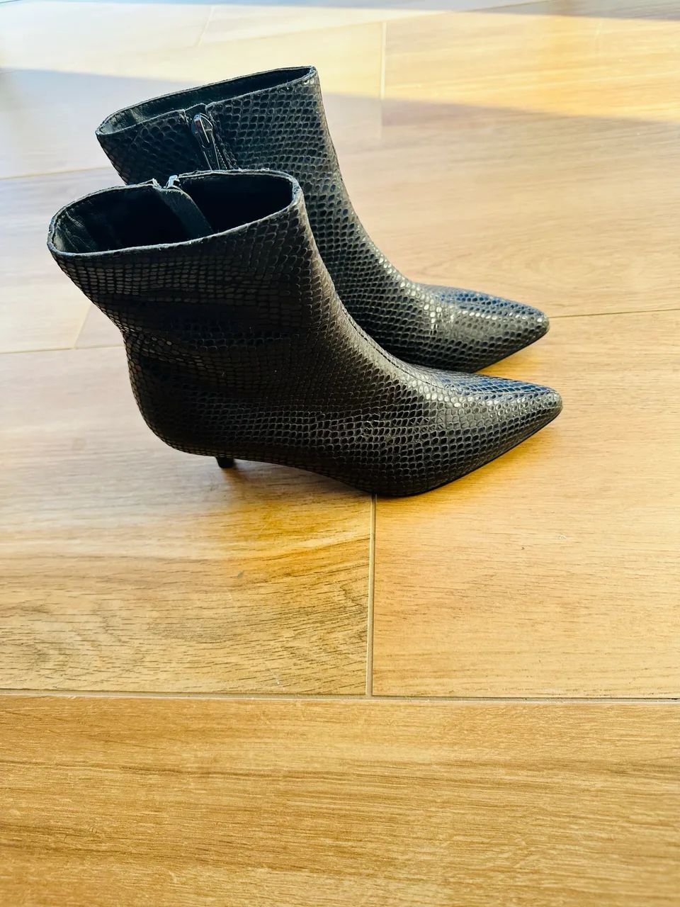 Bota feminina Preta em couro  - Foto 2