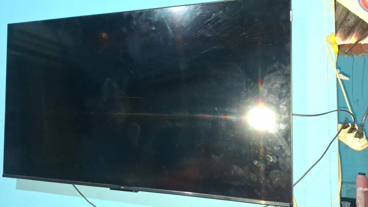 Vende se essa televisão 50 polegadas TCL  smart tem nota fiscal  tem controle  - Foto 3