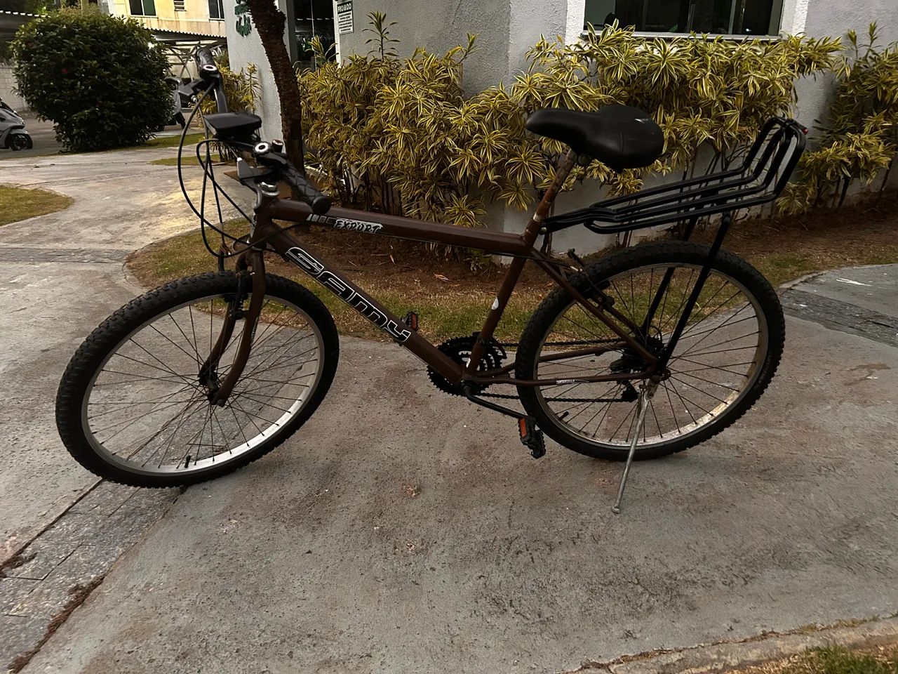 Bicicleta com bagageiro, luz frontal, luz traseira e tripé: R$300,00
