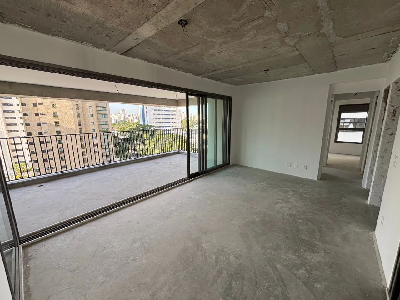Apartamento à venda em Moema com 3 quartos, sendo 3 suítes, 2 vagas, 150m²