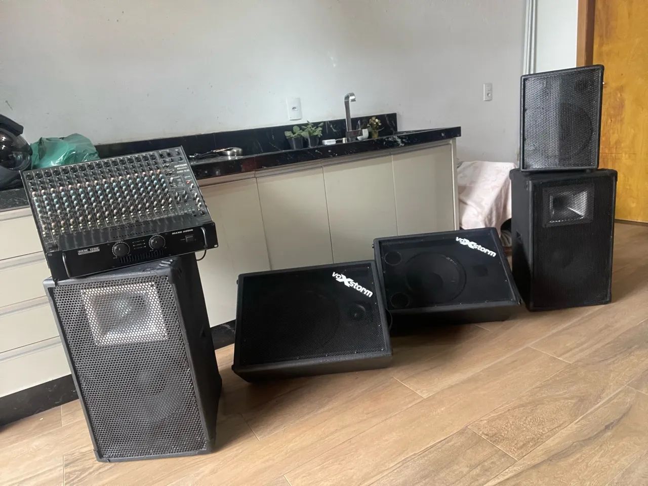 Vendo mesa de som e 6 caixa de 15?