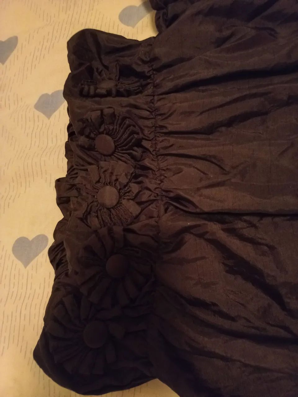 Blusa em seda tomara que caia com flores aplicadas - Foto 2