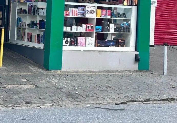Balcão Expositor Atendimento com Prateleiras em MDF pouco usado para loja - Foto 3