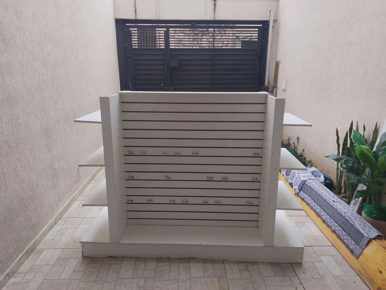 gôndola central expositora em MDF (modelo Tipo H / Ilha de centro)
