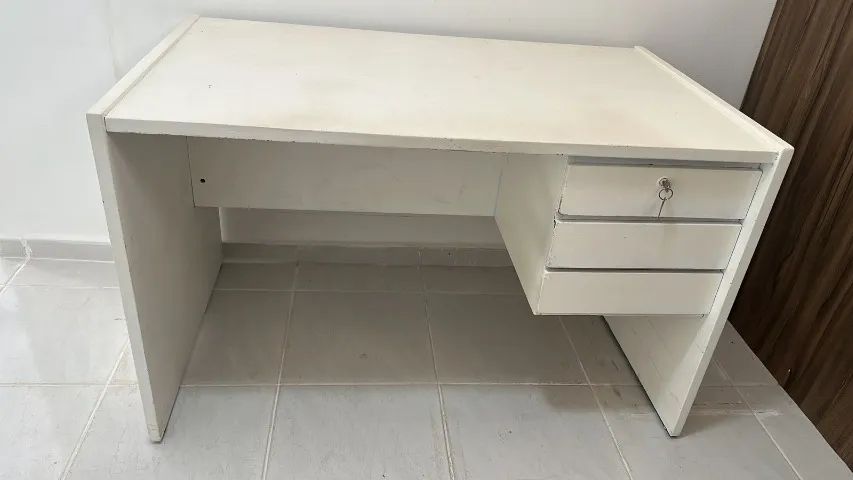 Mesa de escritório com gaveteiro e chave