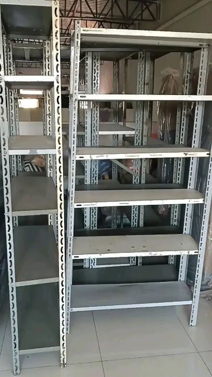 Estante de ferros com prateleiras 