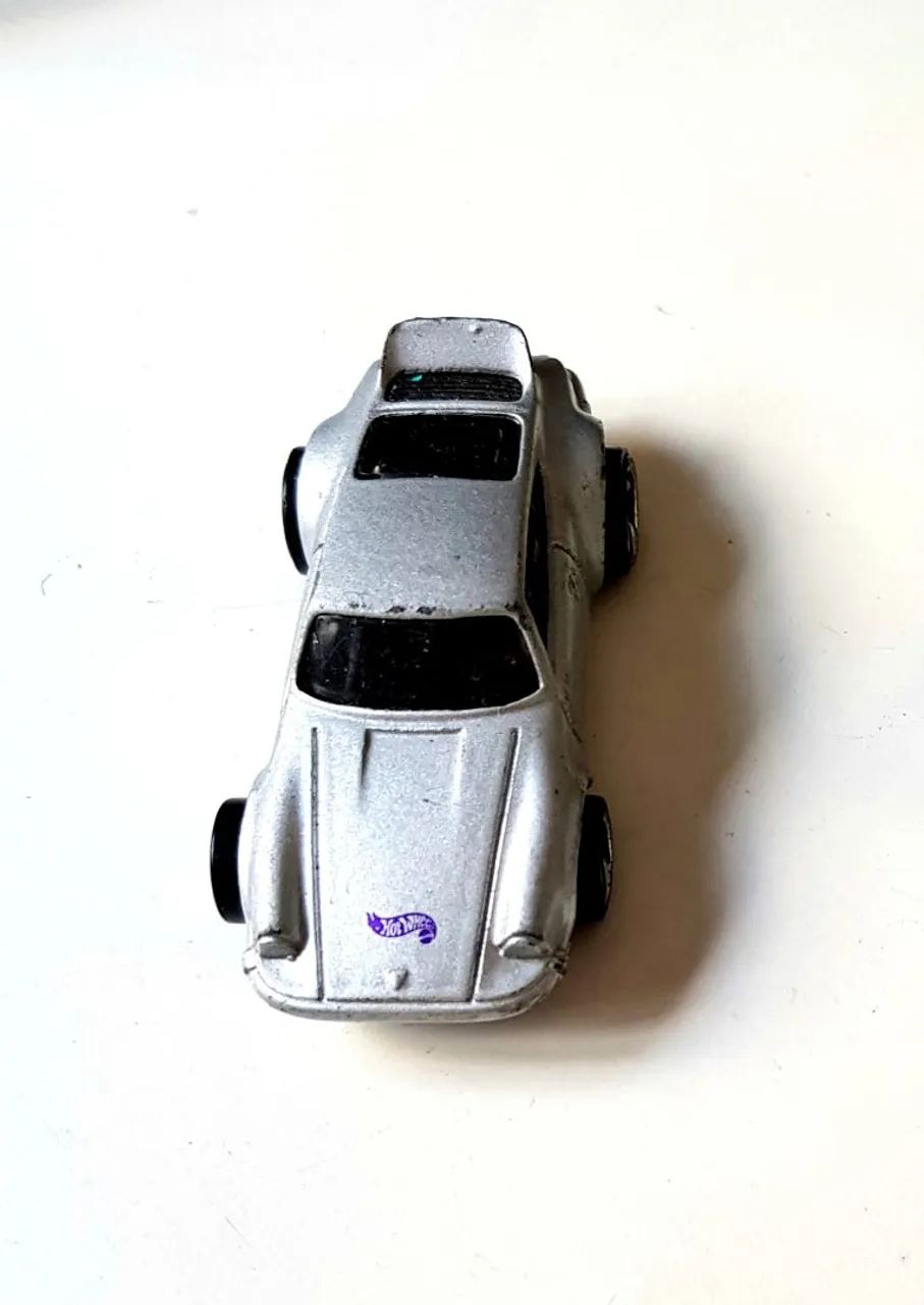 Hot Wheels Porsche 911 Carrera RS 3.8 prateado. 