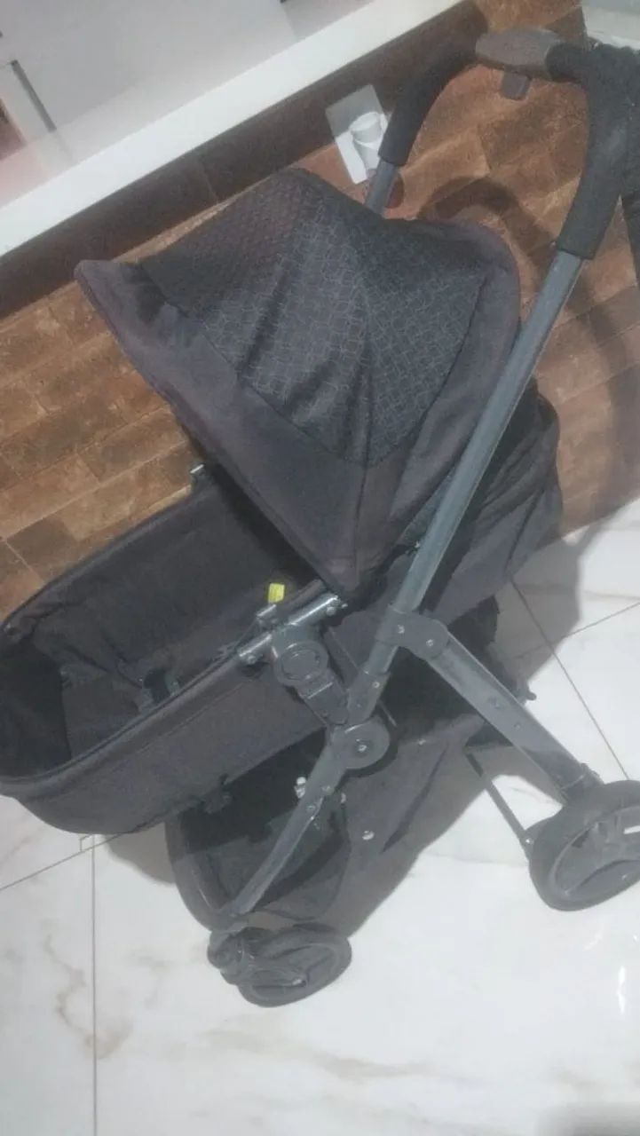 Carrinho de bebê preto.