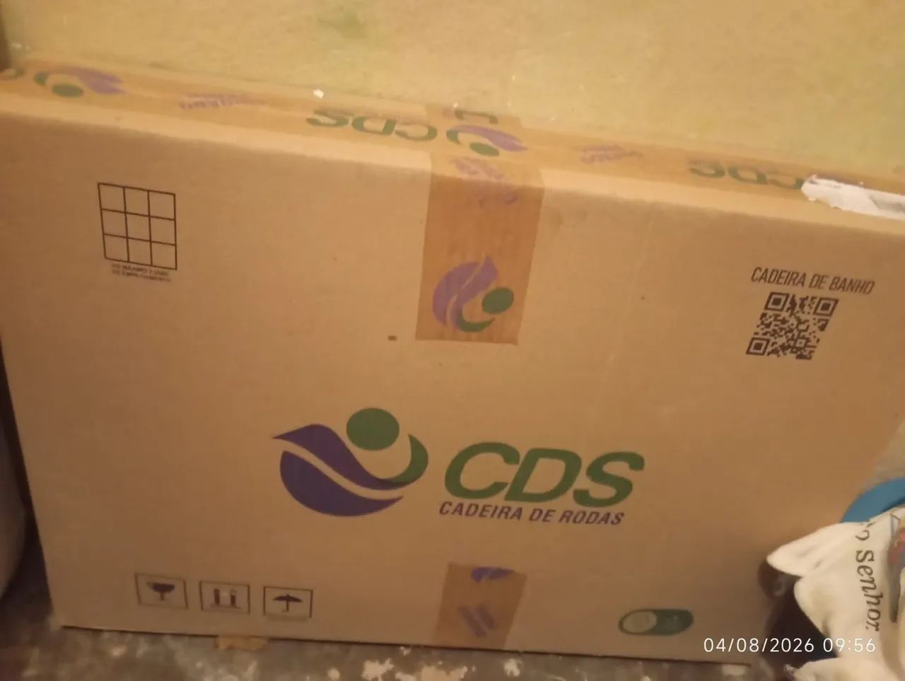 VENDE-SE CADEIRA DE RODAS E CADEIRA DE BANHO 