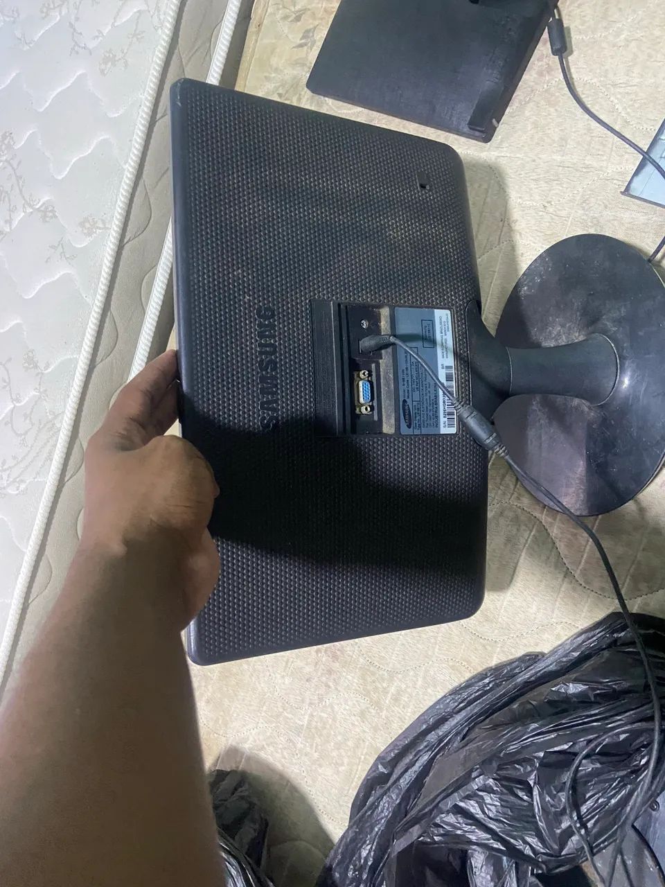 2 Monitores + Gabinete com Peças - Lote - Foto 2