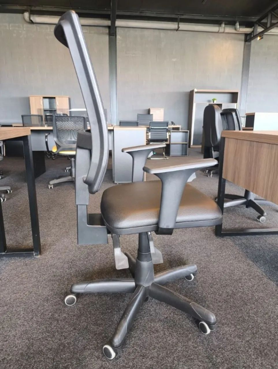 Cadeira de Presidente Brizza Back System - s\Apoio de Cabeça - (ENTREGAMOS DF E ENTORNO) - Foto 2