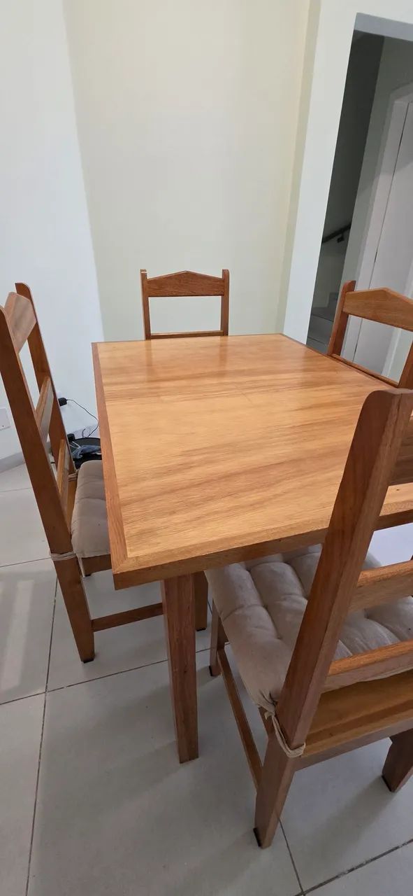Mesa de jantar 4 cadeiras - madeira maciça - Foto 3