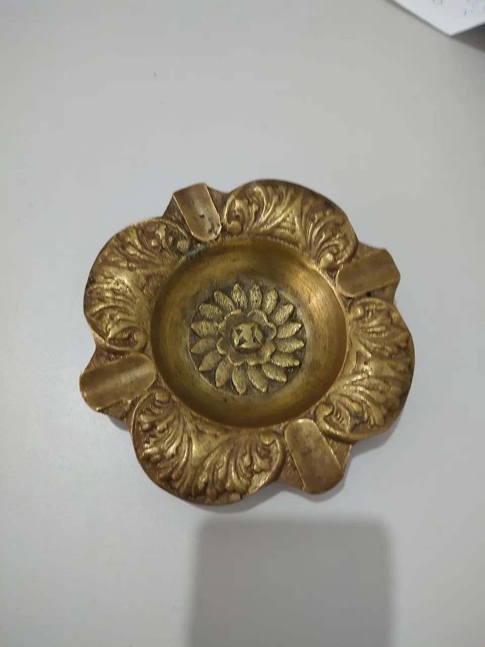 Cinzeiro de bronze.