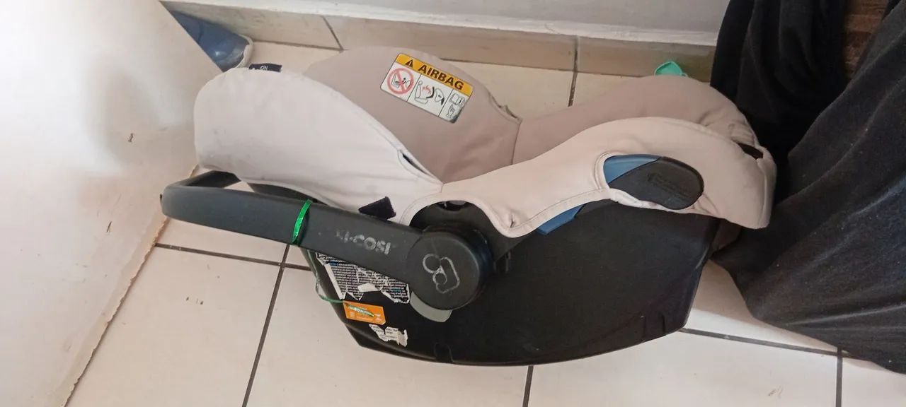 Vendo um carrinho d bebe um bebe conforto e o apoio do bebe conforto td do jeito q tá ai