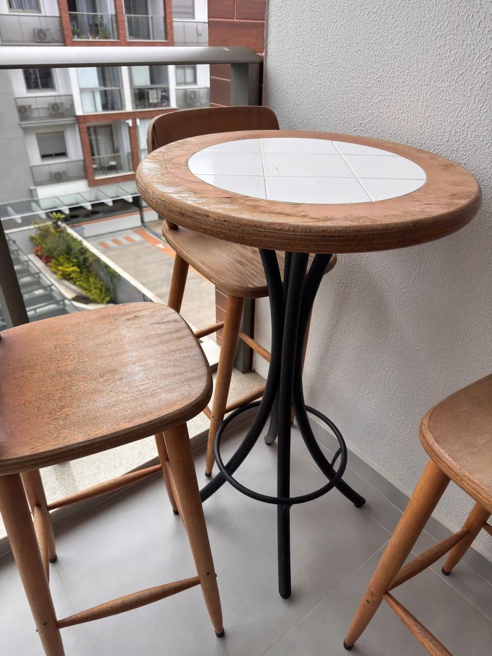 Mesa alta de varanda com três banquetas - Foto 2