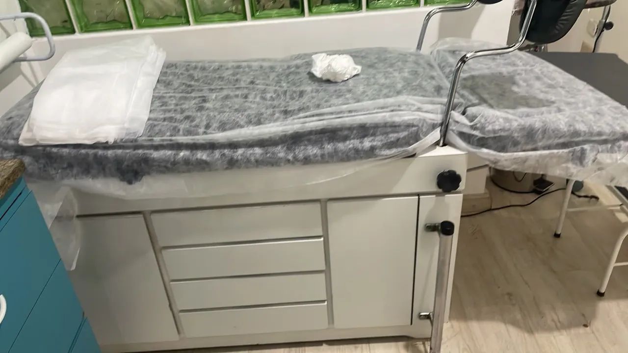 Maca tipo balcão de consultório com escadinha e perneira 