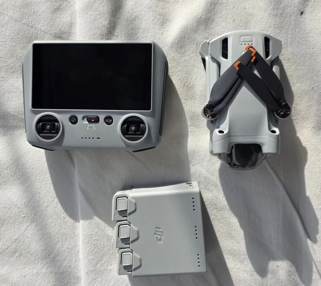 DJI Mini 3 Pro + Fly More Combo + DJI RC com Tela + Acessórios - Foto 2