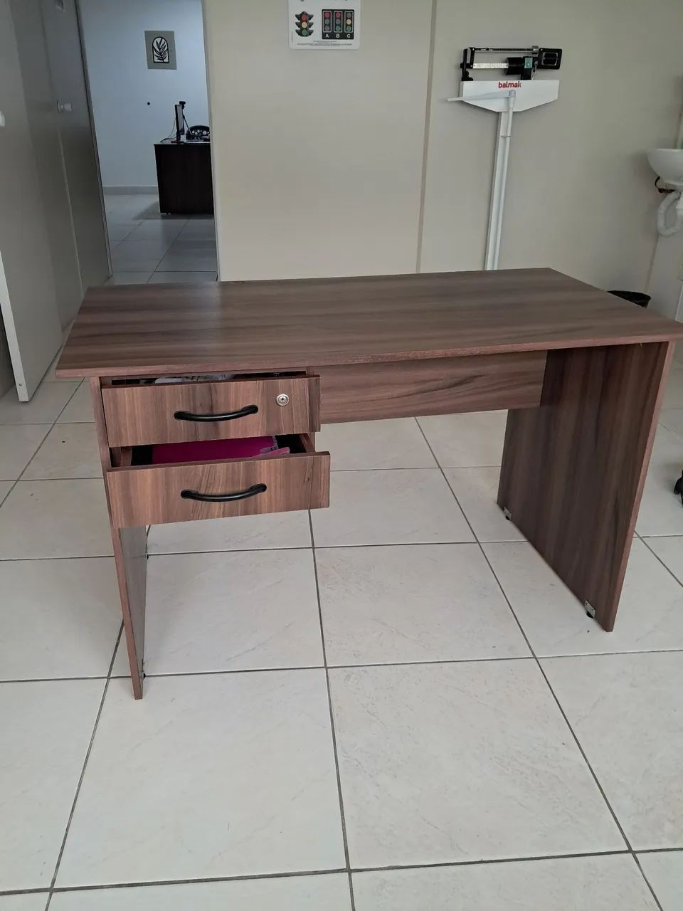 Mesa de escritório com 2 gavetas e chave - Foto 3