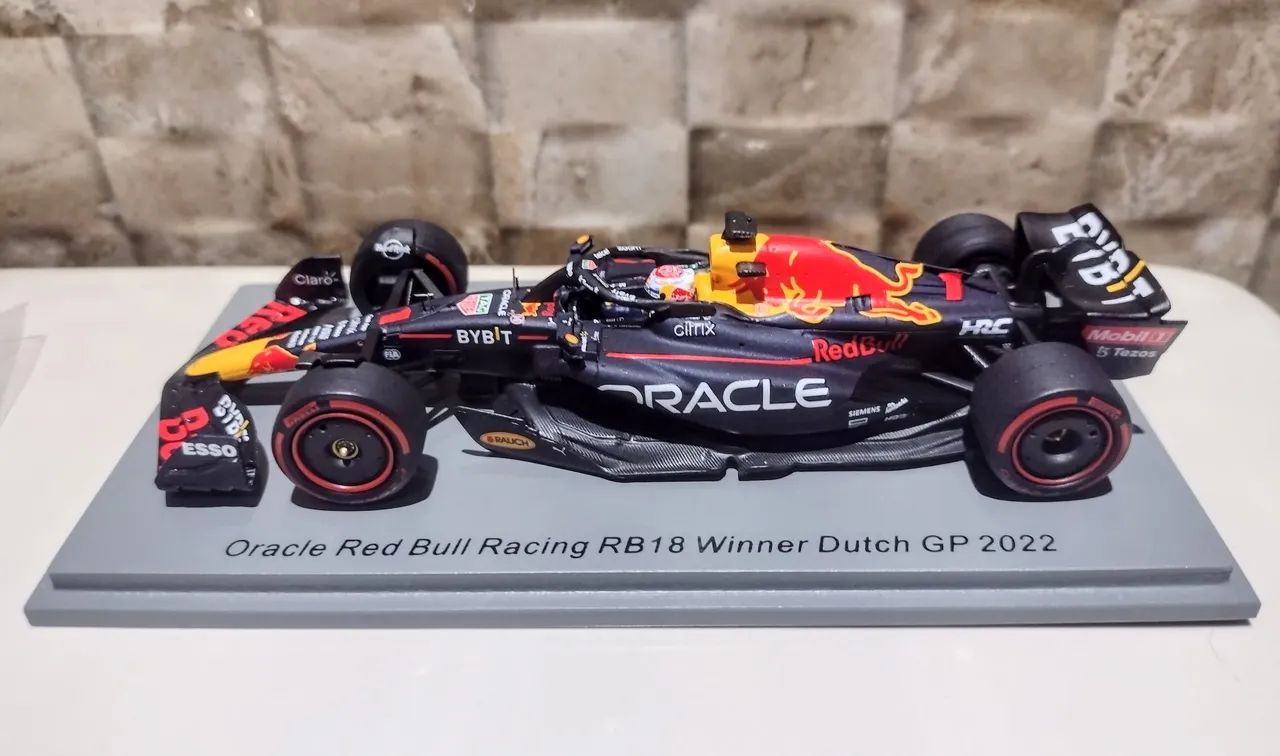 Miniatura Formula 1 Red Bull RB18 Max Verstappen Winner Dutch GP