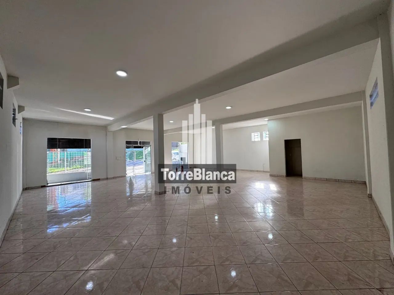 Loja para locação com amplo espaço e 1 banheiro em Olarias. - Foto 4