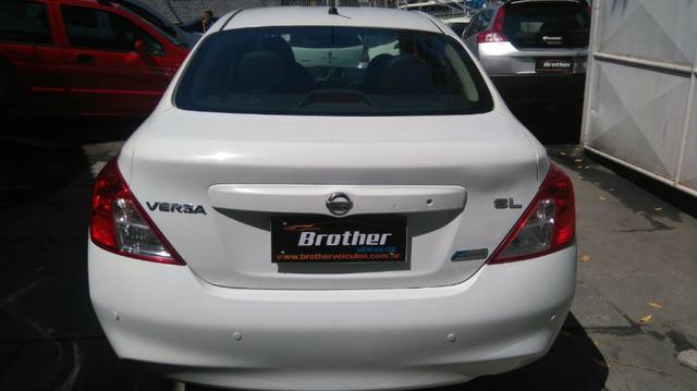 Nissan Versa SL 1.6 Manual 2014 - Foto 6