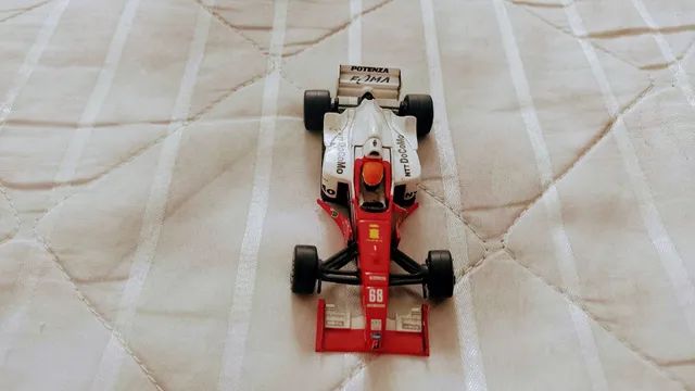 Carros de corrida antigos em réplicas perfeitas em miniatura