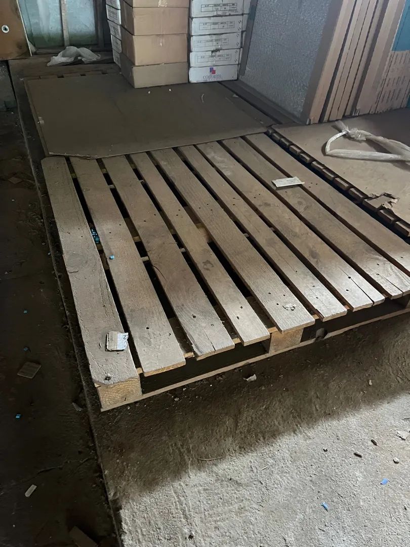 Paletes de madeira usados