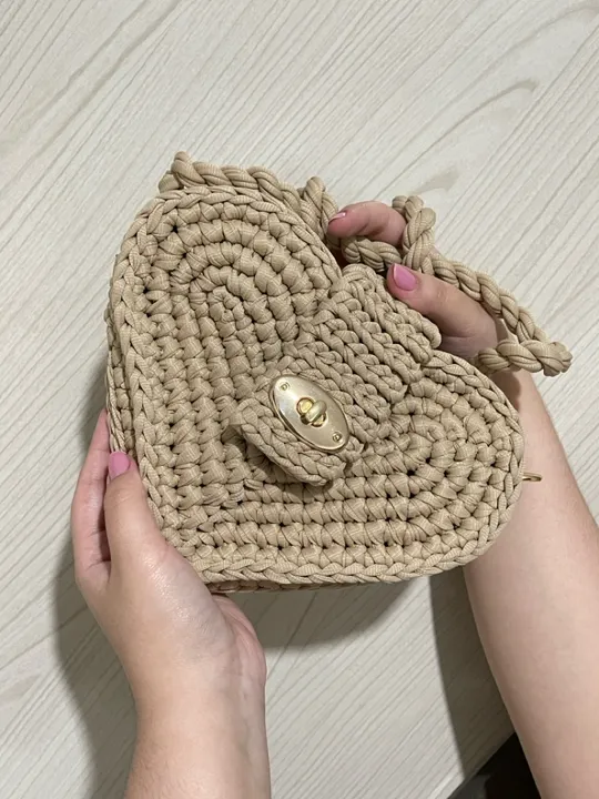 Bolsa coração de crochê em fio de malha 