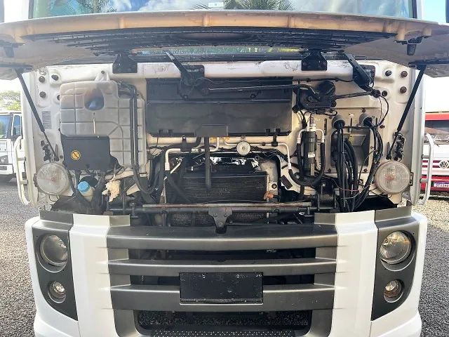 Volkswagen Constellation 25.420, 2016, v-tronic, 8x2 no chassis em bom estado - Foto 6