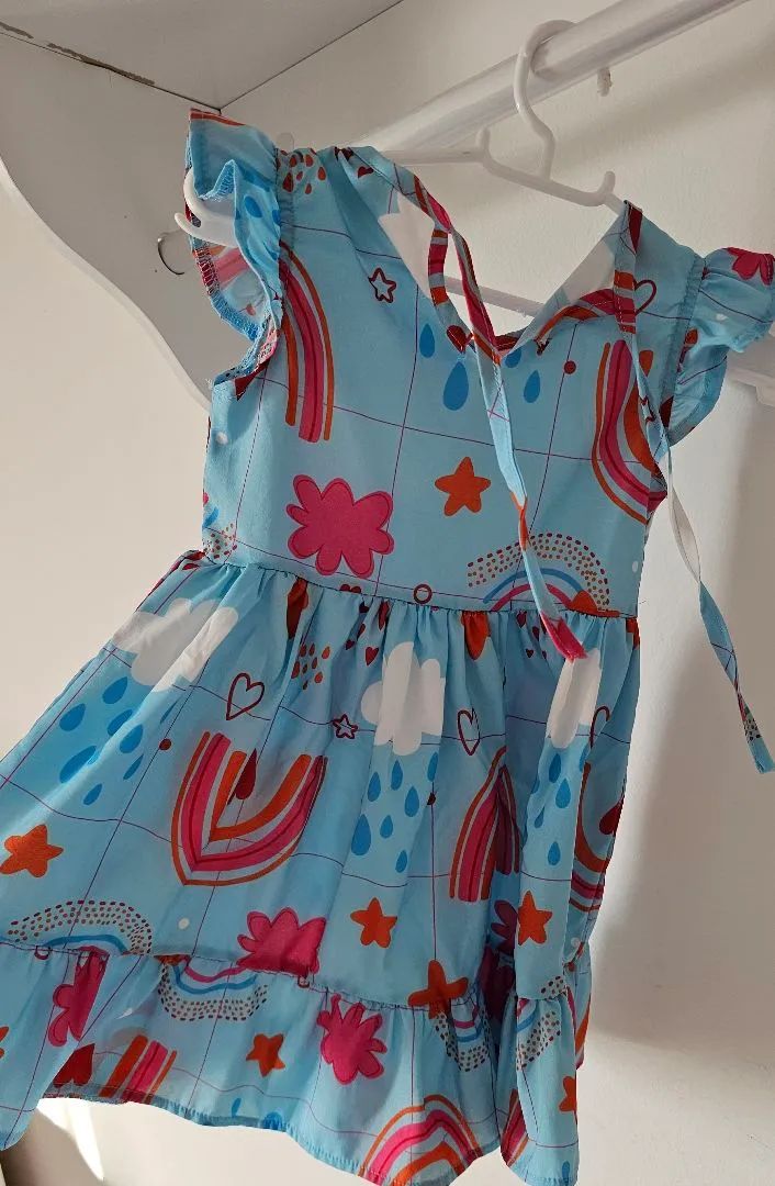 Vestido infantil lindo  - Arco-íris e Nuvens - Foto 2