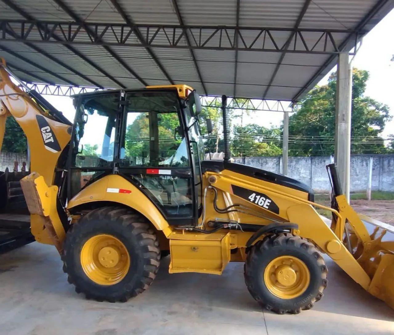 Retroescavadeira Caterpillar 416E
