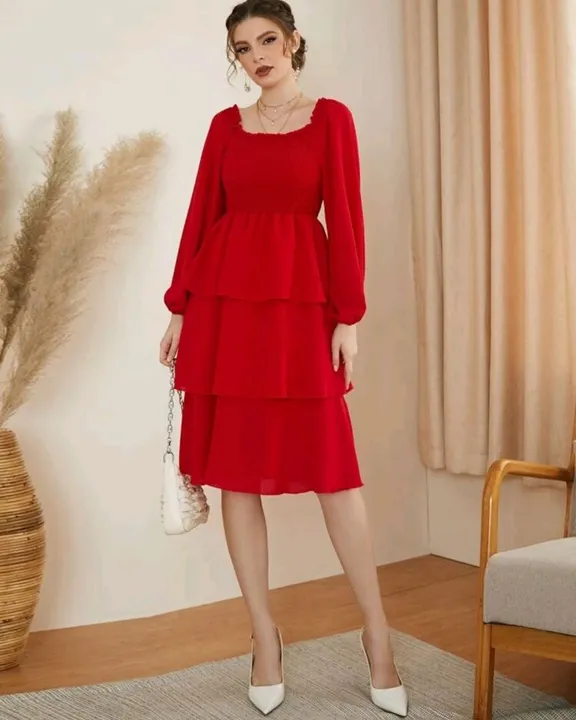 Vestido vermelho em camadas