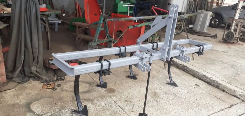 Cultivador adubador Baldan, com 4 molas, reformado