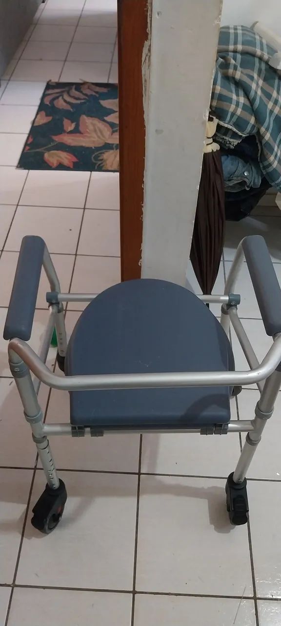 Cadeira de rodas dobrável e cadeira de banho em alumínio.  - Foto 4
